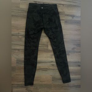 Lululemon wunder under leggings 28’ ,green camouflage print, size 8